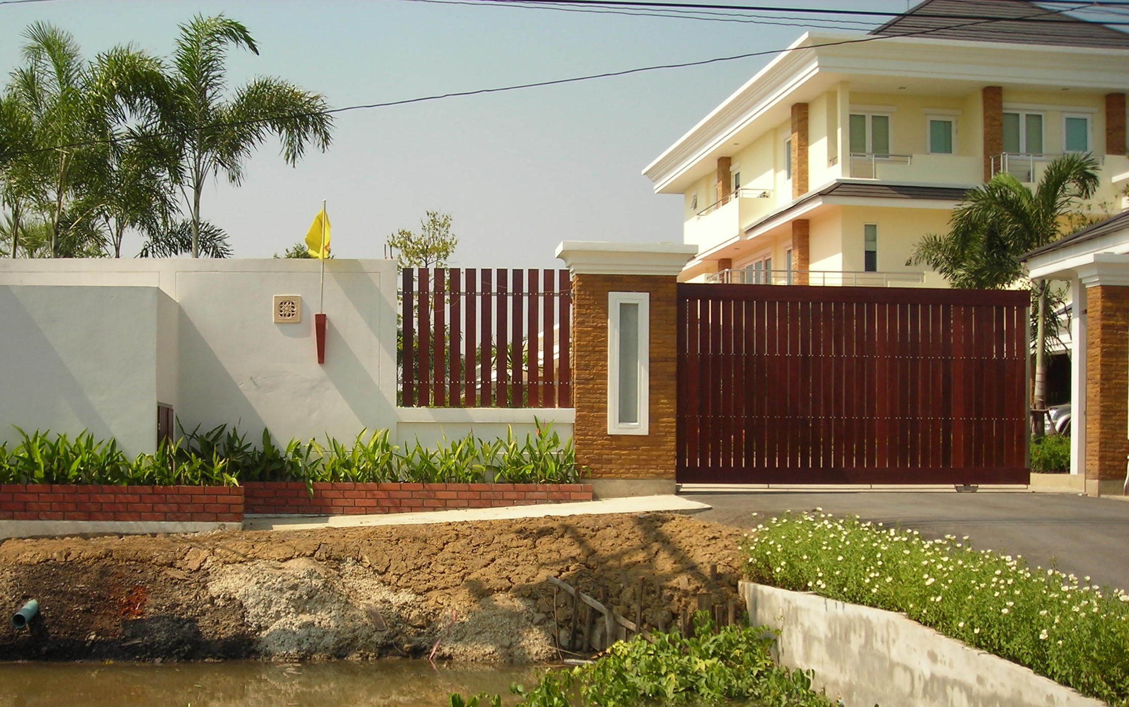 อาคารพักอาศัย 3 ชั้น เรือนพักรับรอง 1 ชั้น ถนน สระว่ายน้ำ รั้ว ประตูรั้ว พระสมุทรเจดีย์ จังหวัดสมุทรปราการ