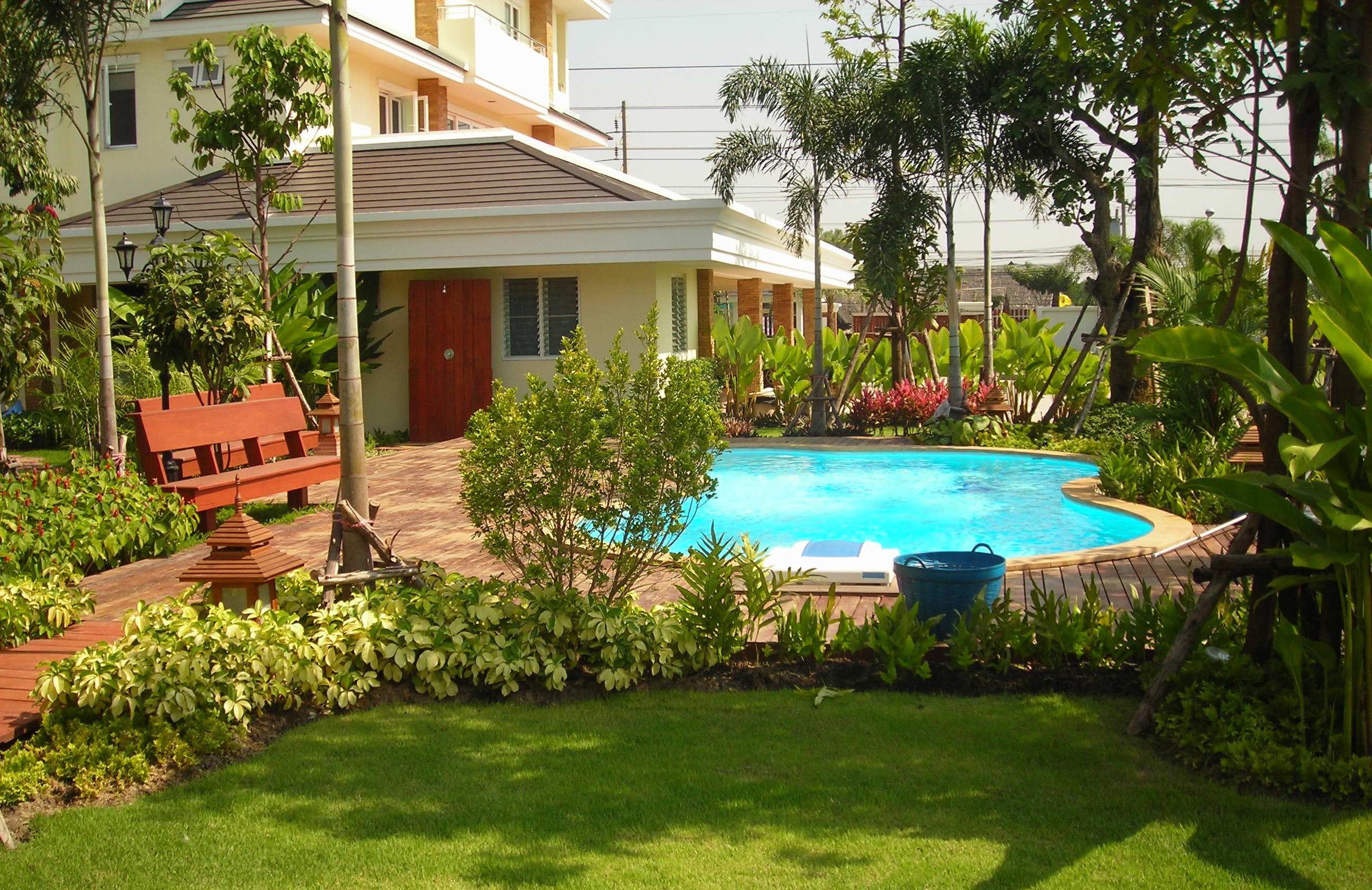 อาคารพักอาศัย 3 ชั้น เรือนพักรับรอง 1 ชั้น ถนน สระว่ายน้ำ รั้ว ประตูรั้ว พระสมุทรเจดีย์ จังหวัดสมุทรปราการ