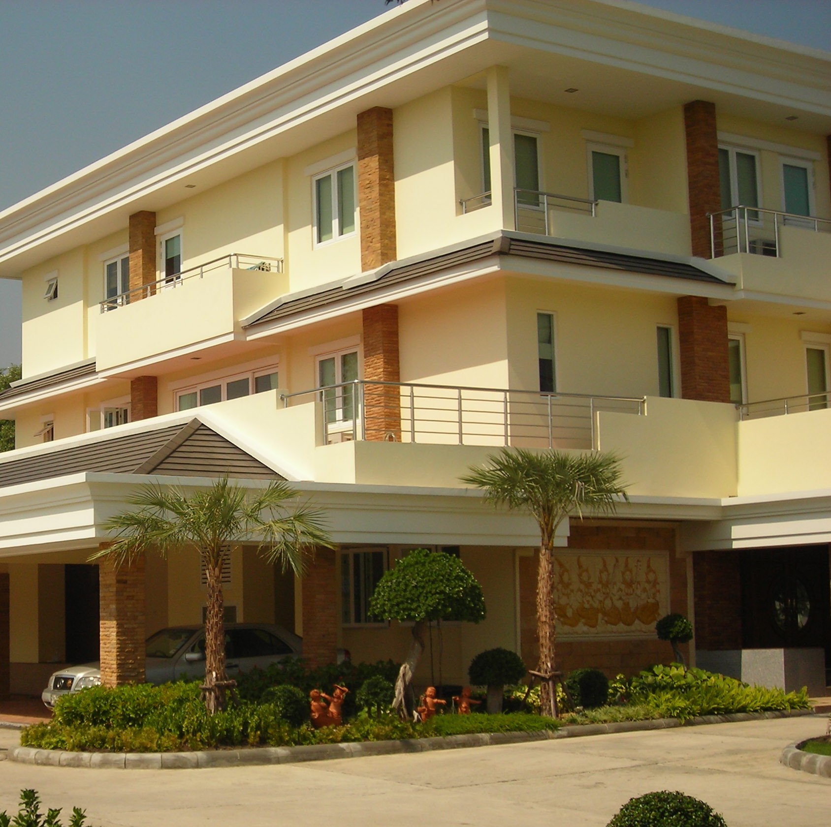 อาคารพักอาศัย 3 ชั้น เรือนพักรับรอง 1 ชั้น ถนน สระว่ายน้ำ รั้ว ประตูรั้ว พระสมุทรเจดีย์ จังหวัดสมุทรปราการ