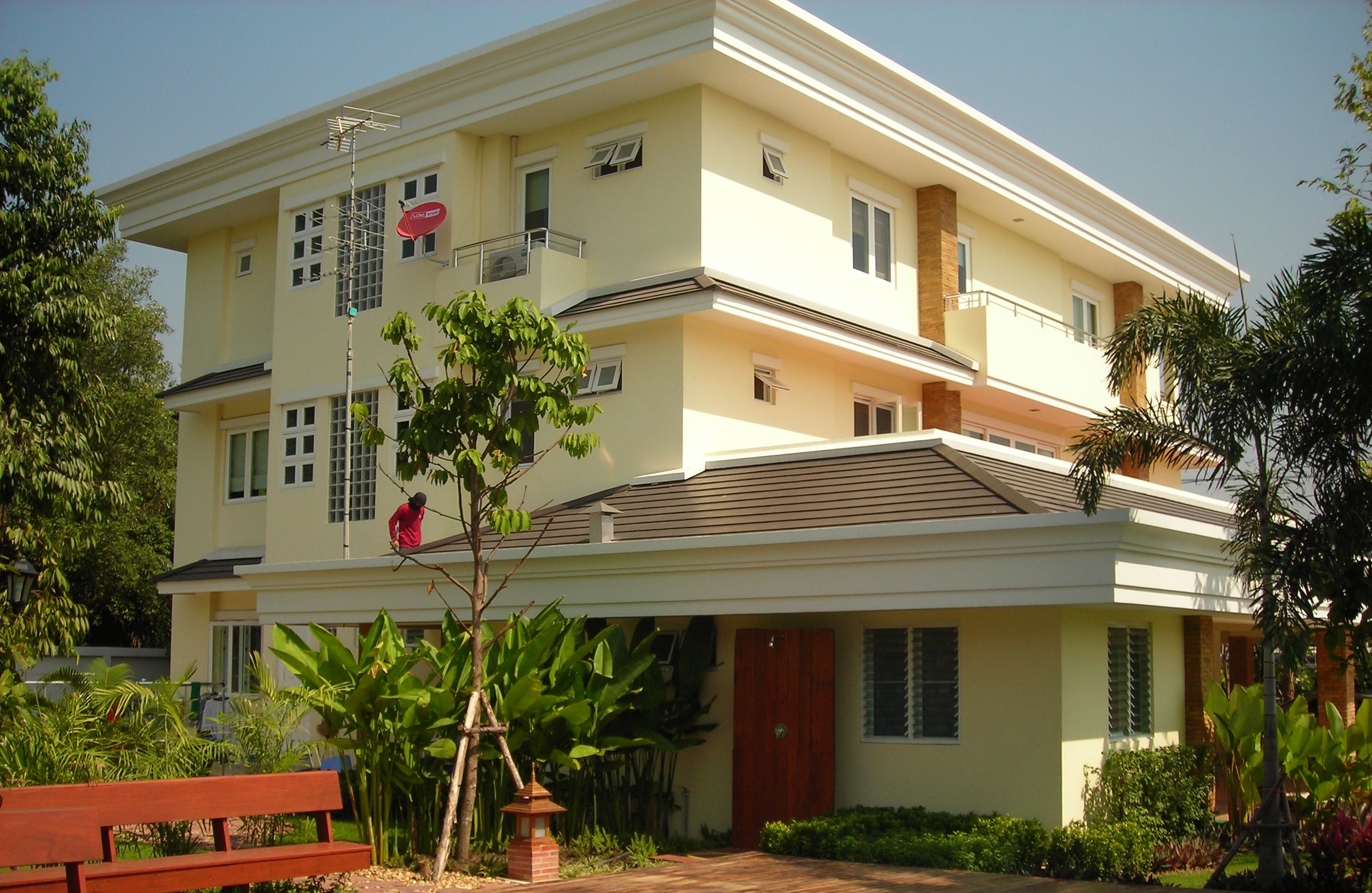 อาคารพักอาศัย 3 ชั้น เรือนพักรับรอง 1 ชั้น ถนน สระว่ายน้ำ รั้ว ประตูรั้ว พระสมุทรเจดีย์ จังหวัดสมุทรปราการ