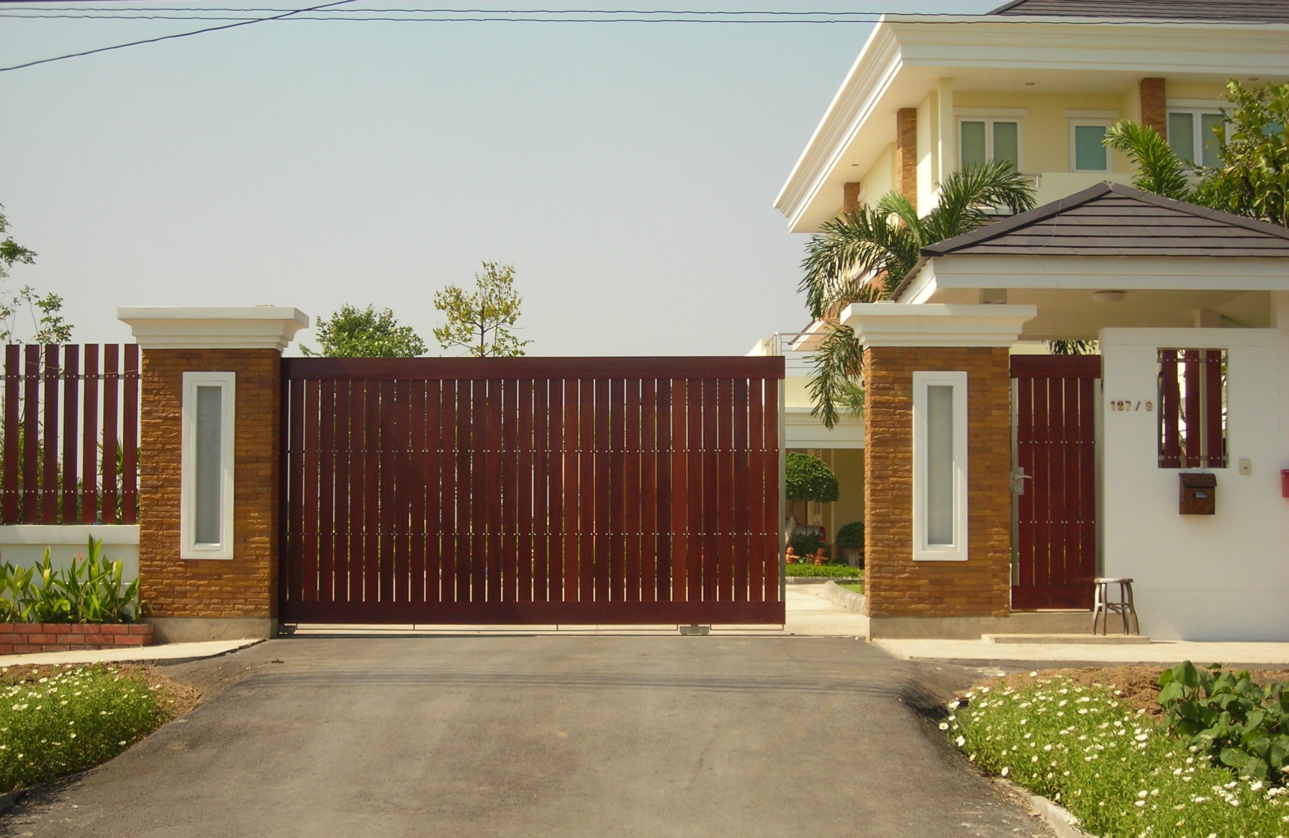 อาคารพักอาศัย 3 ชั้น เรือนพักรับรอง 1 ชั้น ถนน สระว่ายน้ำ รั้ว ประตูรั้ว พระสมุทรเจดีย์ จังหวัดสมุทรปราการ