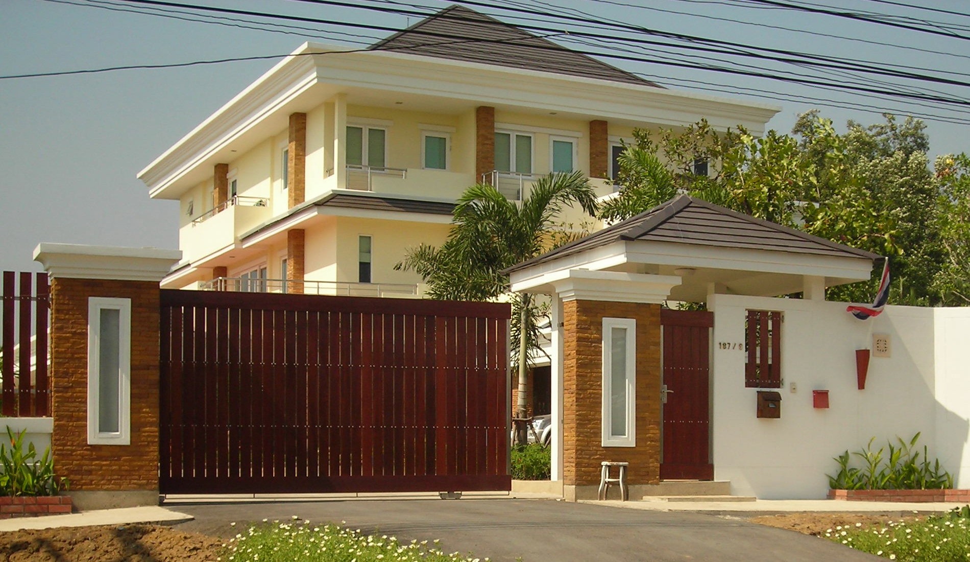 อาคารพักอาศัย 3 ชั้น เรือนพักรับรอง 1 ชั้น ถนน สระว่ายน้ำ รั้ว ประตูรั้ว พระสมุทรเจดีย์ จังหวัดสมุทรปราการ