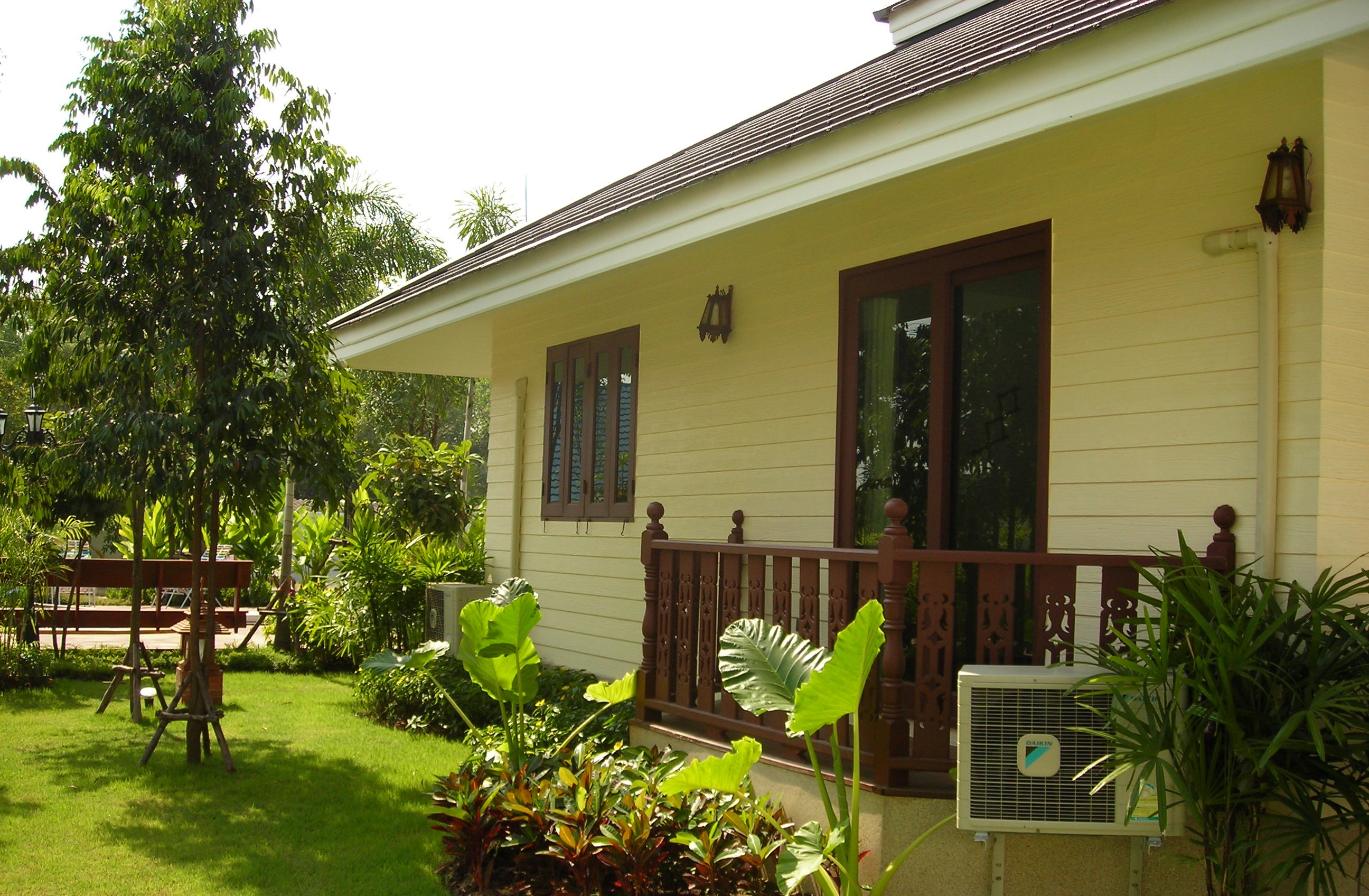 อาคารพักอาศัย 3 ชั้น เรือนพักรับรอง 1 ชั้น ถนน สระว่ายน้ำ รั้ว ประตูรั้ว พระสมุทรเจดีย์ จังหวัดสมุทรปราการ