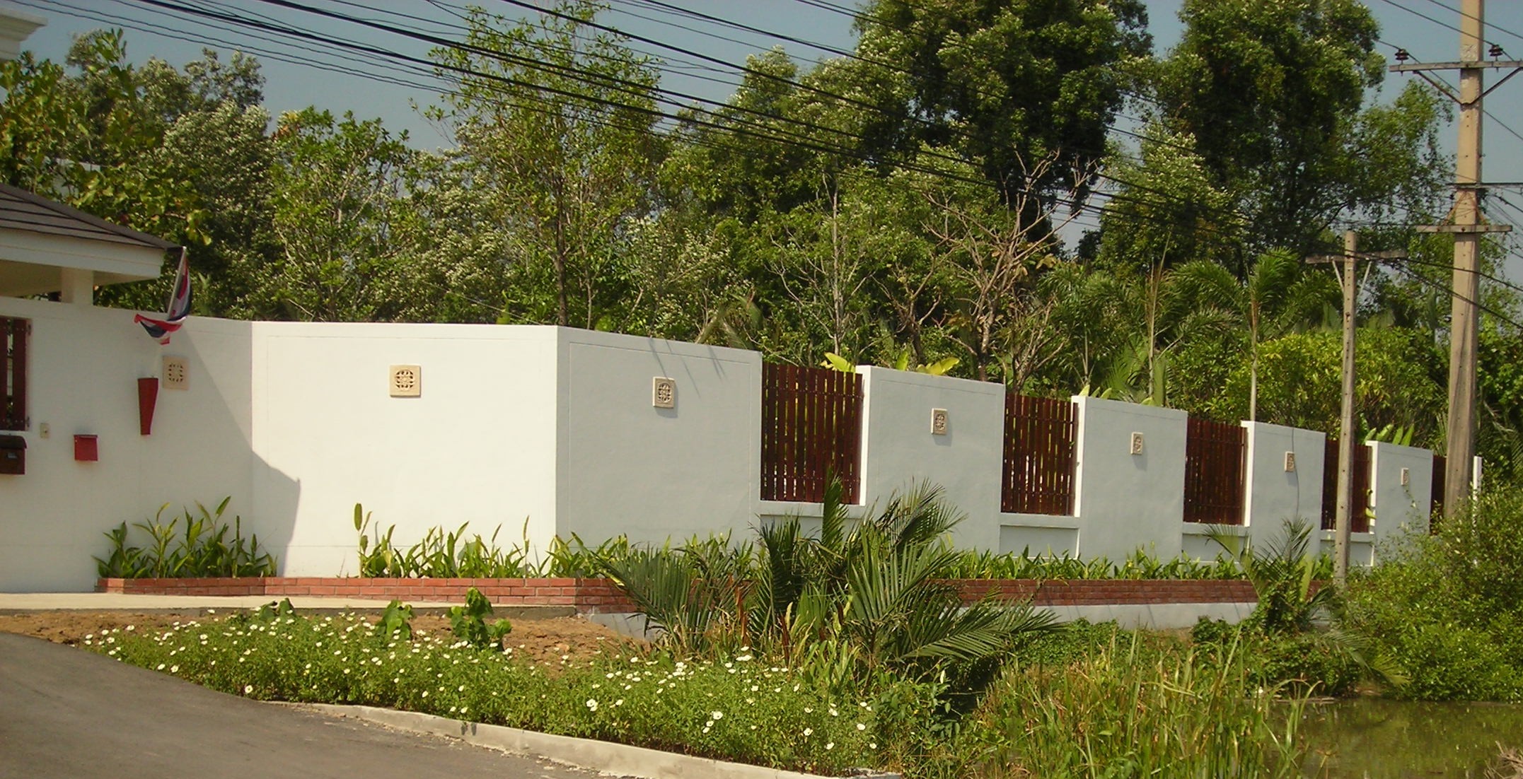 อาคารพักอาศัย 3 ชั้น เรือนพักรับรอง 1 ชั้น ถนน สระว่ายน้ำ รั้ว ประตูรั้ว พระสมุทรเจดีย์ จังหวัดสมุทรปราการ